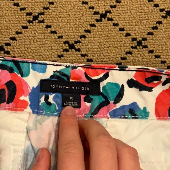Tommy Hilfiger Women’s Floral Shorts - Picture 4 of 4